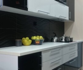 czarne meble kuchenne z jasnymi blatami